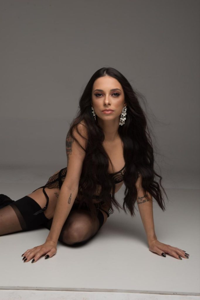 модель Monique — элитный эскорт Дубай