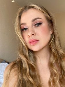 Tracey предлагает премиальный эскорт в Эмиратах