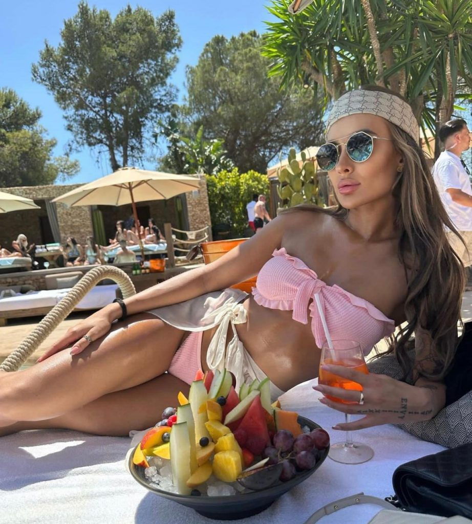Carine — dream girl
