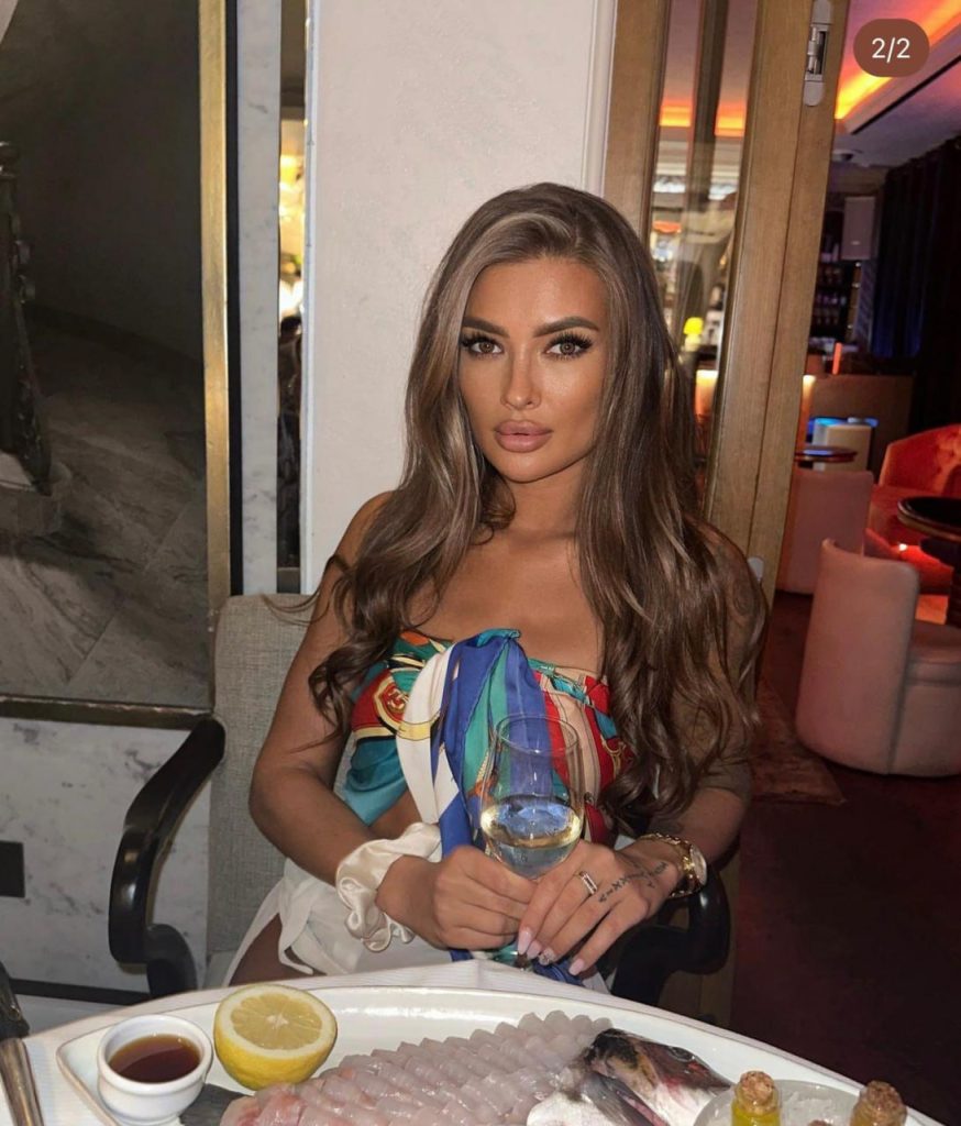 Carine offers private escort service in UAE