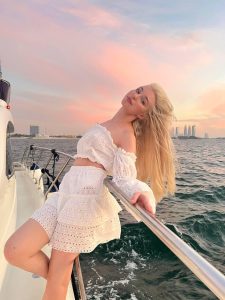 Портрет Claire — VIP девушка из центра Дубая